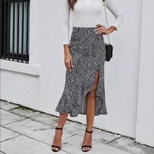 High waisted ruffle skirt 6$16